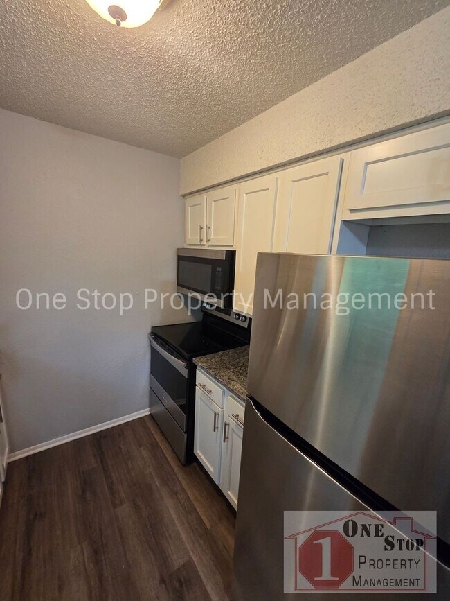 Building Photo - Renovated 3-bedroom, 2-bathroom home in Lee's Summit!