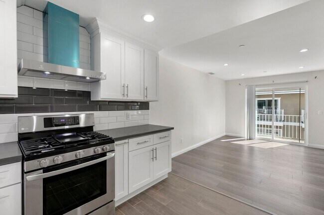 Building Photo - 3 Bedroom & 2.5 Bathroom Townhome with 2 Car Garage & Laundry