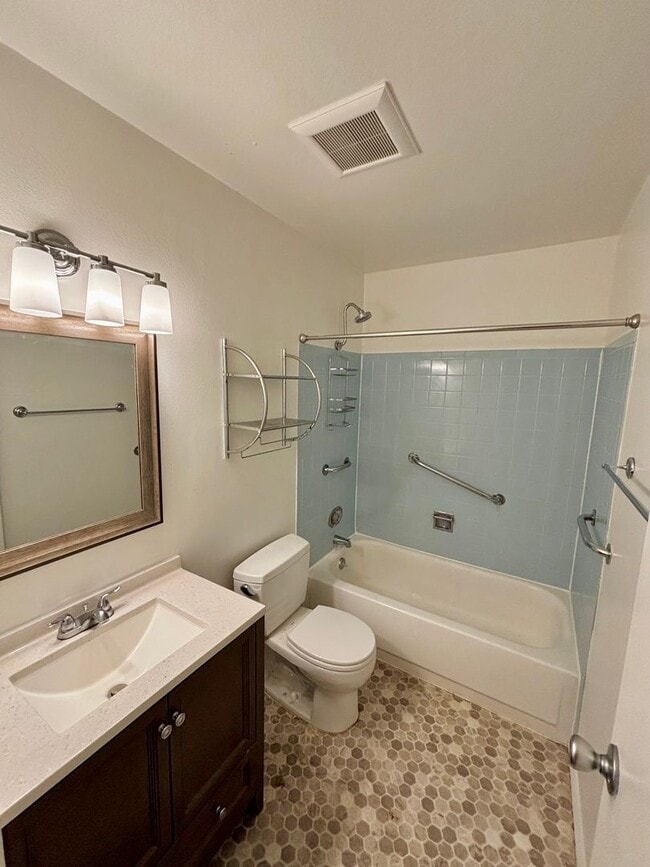Building Photo - Beautifully Updated 2-Bedroom Townhome in ...