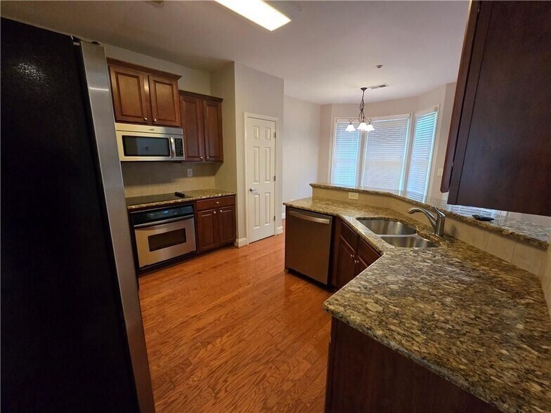 Building Photo - 624 Maple Grove Way