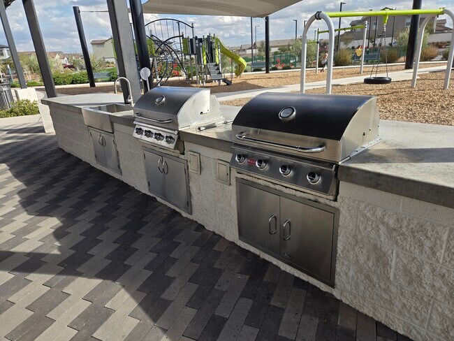 Building Photo - 713 W Longwood Dr