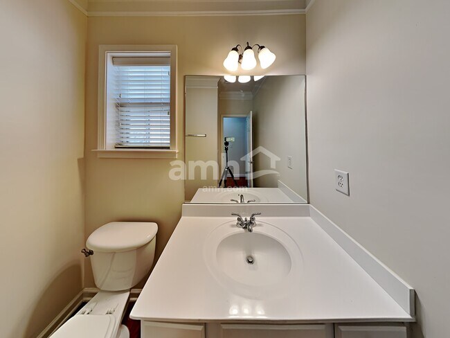 Building Photo - 407 Pinoak Dr