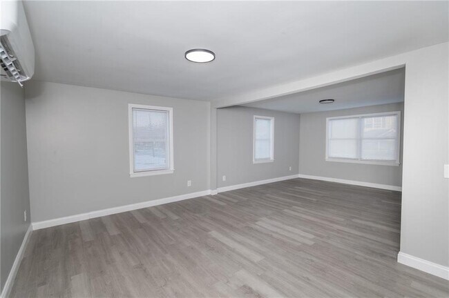 Building Photo - 670 Putnam Pike
