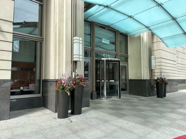 Building Photo - 512 N McClurg Ct