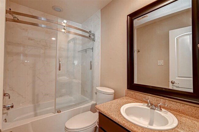 Building Photo - 1926 Augusta Dr