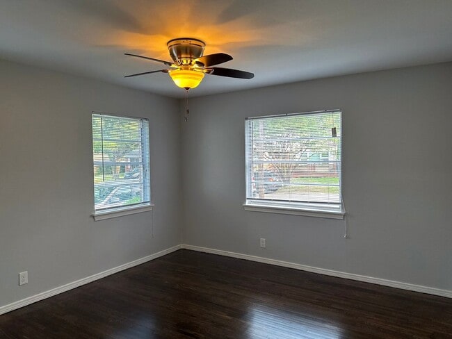 Building Photo - 3 Bedroom / 2 Bathroom