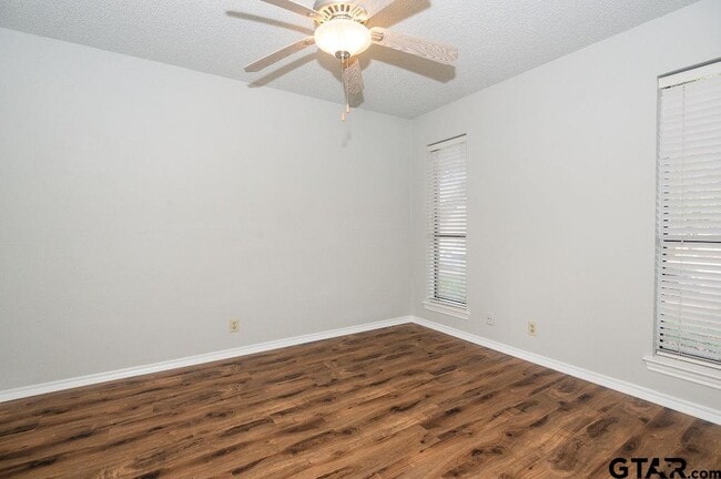 Building Photo - 5827 Hollytree Dr