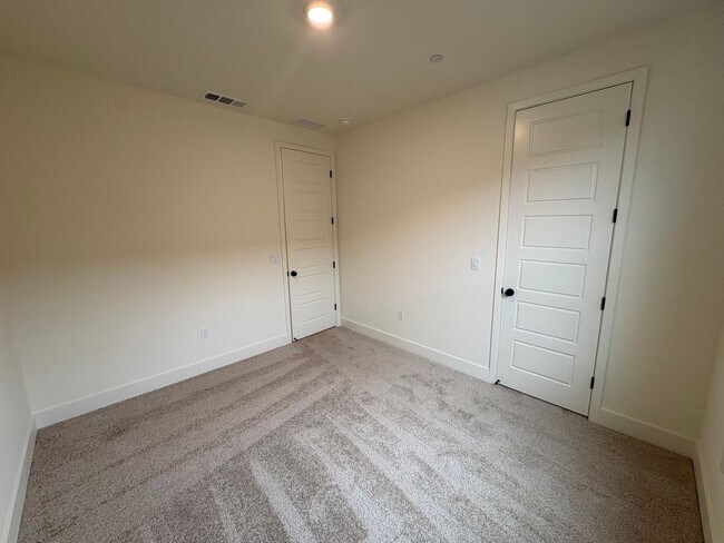 Building Photo - NW Visalia Home Rent Ready! Walking distance to Oak Grove