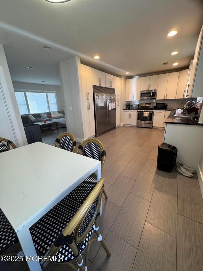 Building Photo - 106 Poplar Ave