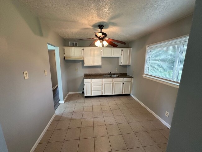 Building Photo - House for rent: Four bedroom,One bath, sto...