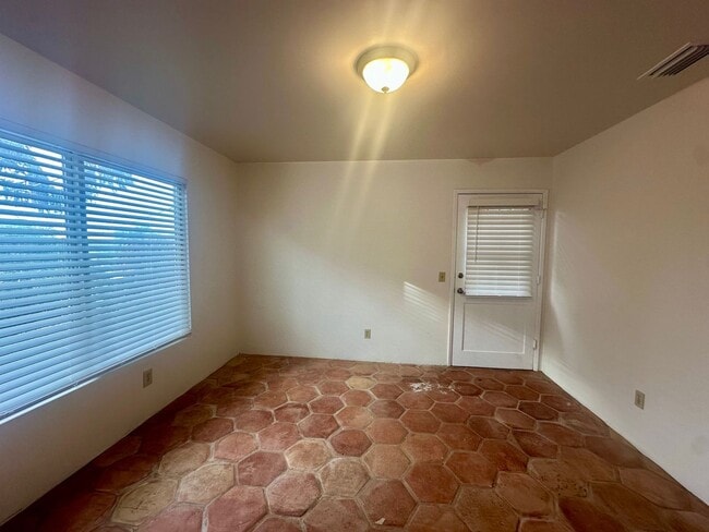 Building Photo - Great home with views of Sweetwater and Spring Valley mountains