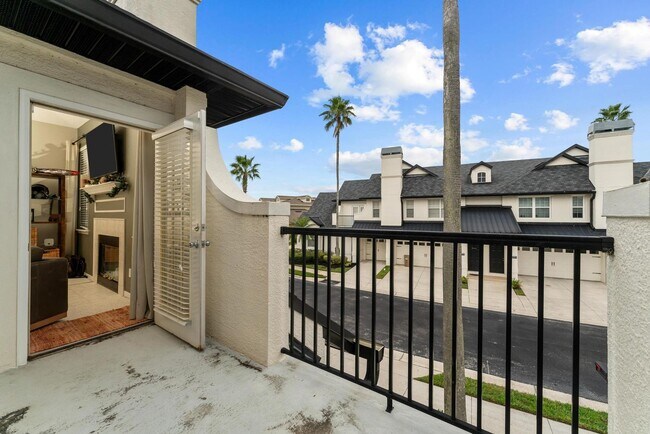 Building Photo - 2 Bedroom, 2 Bath Townhome in Beautiful La...