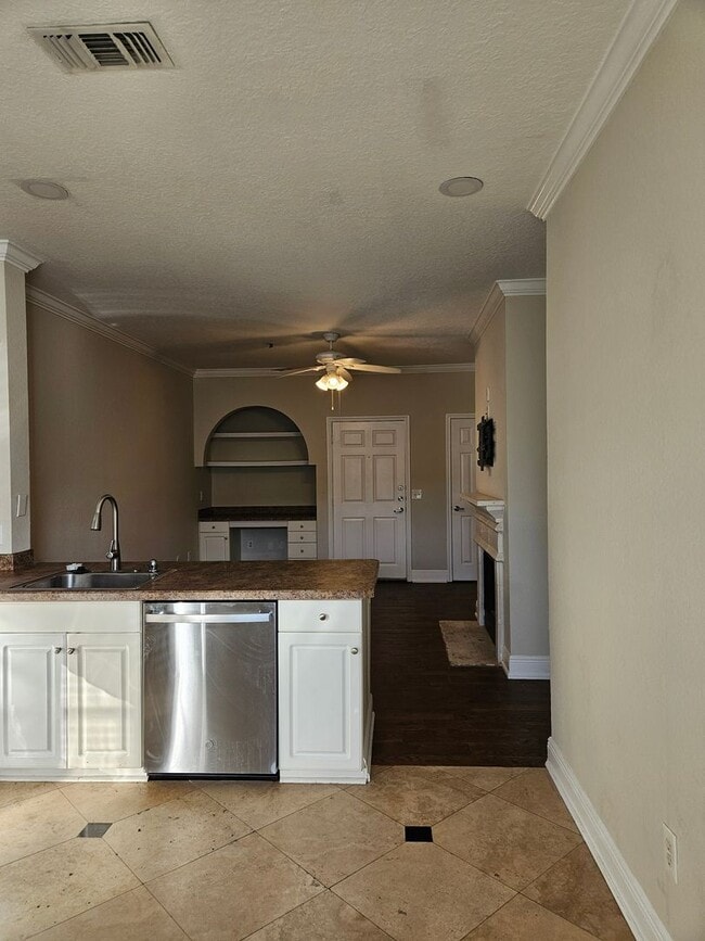Building Photo - Downtown 1/1 Condo pool view & fireplace with free water/sewer