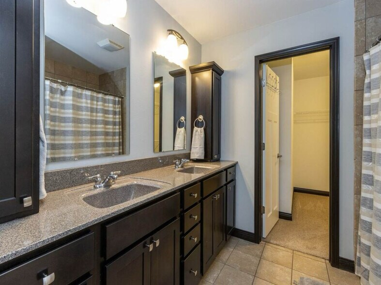 Master bathroom - 735 Mission Point Rd