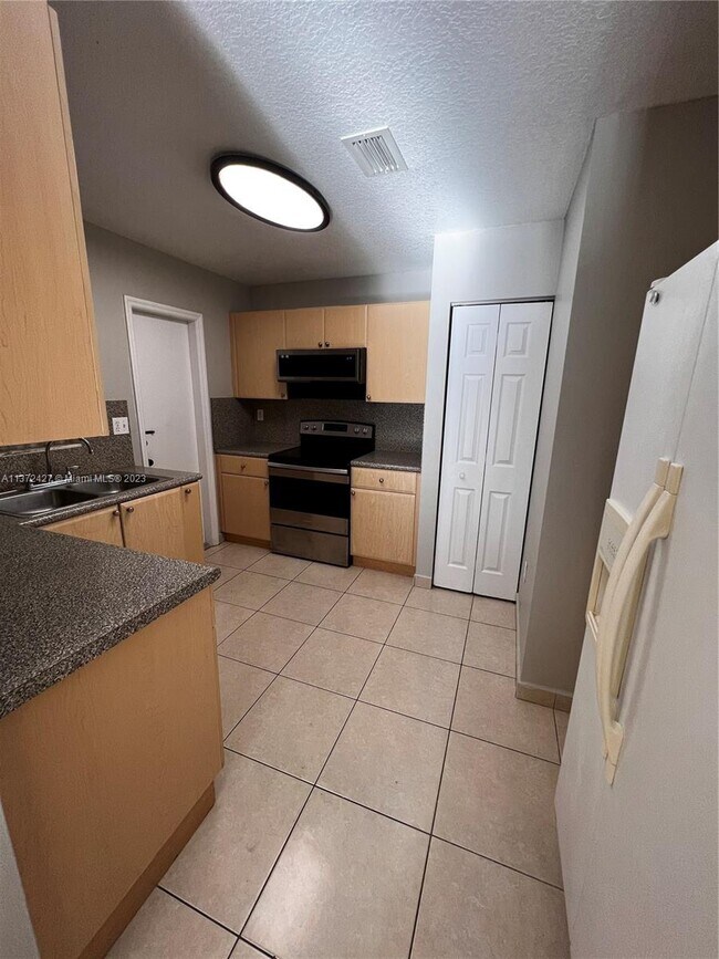 Building Photo - 16915 SW 94th Ct