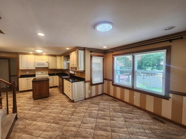 Building Photo - 720 Aguila Dr