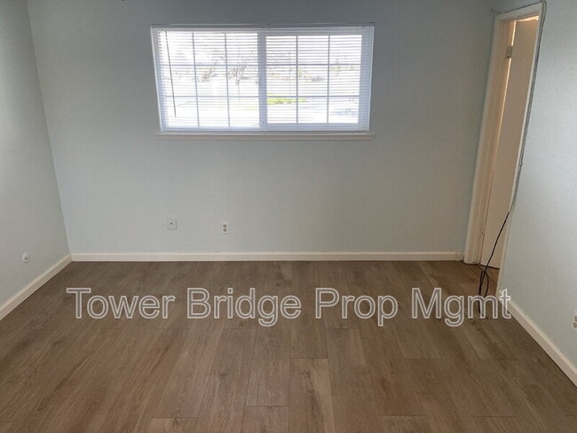 Building Photo - 8724 Halverson Dr