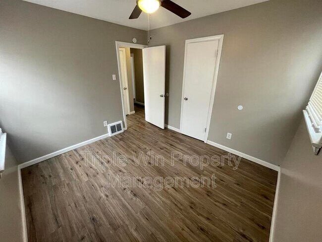 Building Photo - 5 Westdell Dr