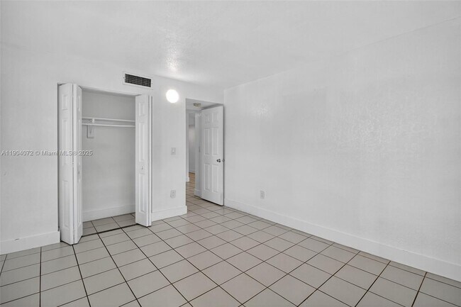 Building Photo - 500 NE 26th St