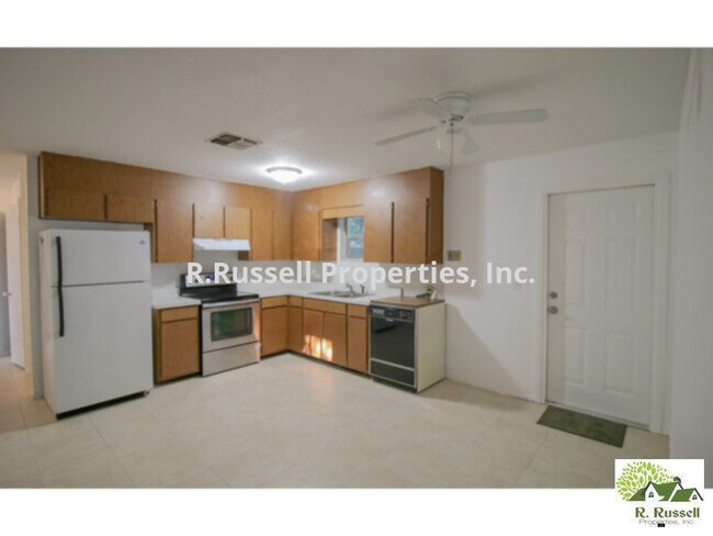 Building Photo - Cute home located right in the center of A...