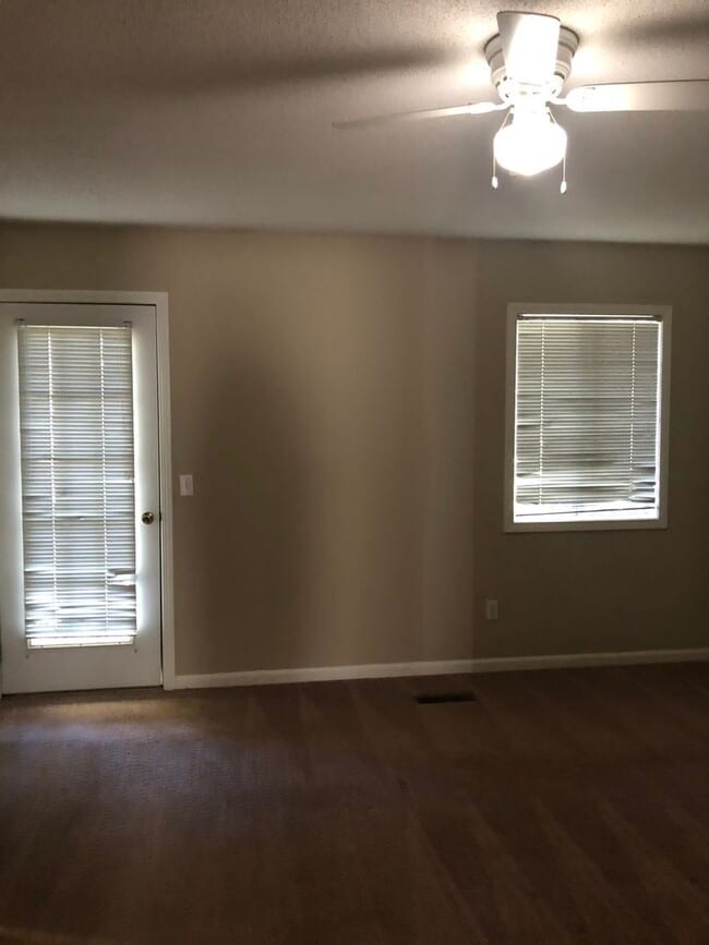 Building Photo - Rolling Acres - End Unit!  CARPET/LVP. WAS...