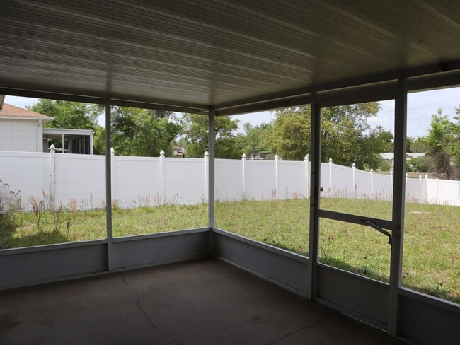 Building Photo - 3 Bedroom 2 Bath 2 Car Garage Deltona