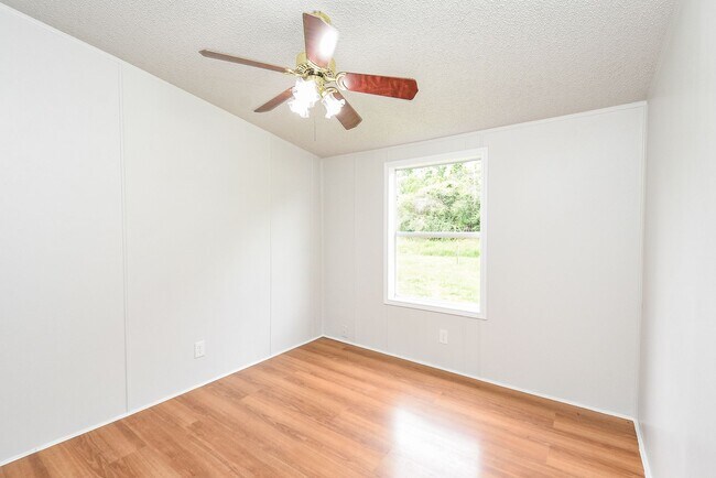 Building Photo - Double wide and magnificent Mobile Home in...