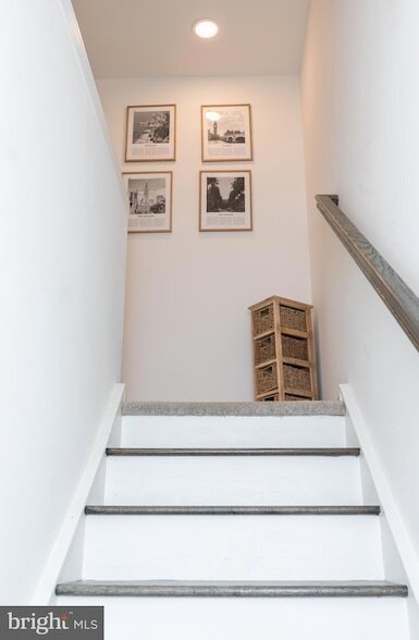 Building Photo - 3123 Beachview Ln