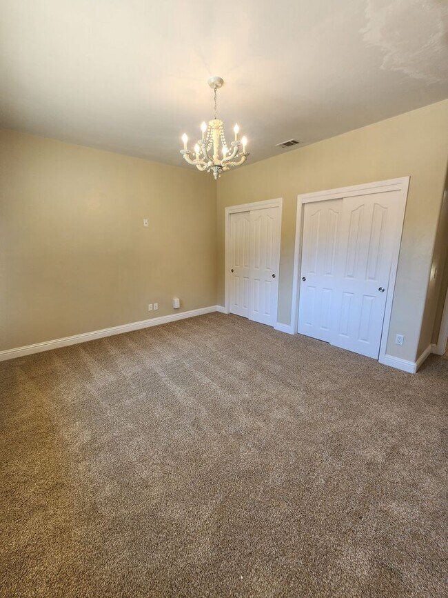 Building Photo - Gorgeous and Spacious 4 Bedroom Home