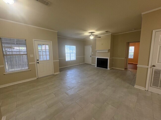 Building Photo - 2012 Red Oak Dr