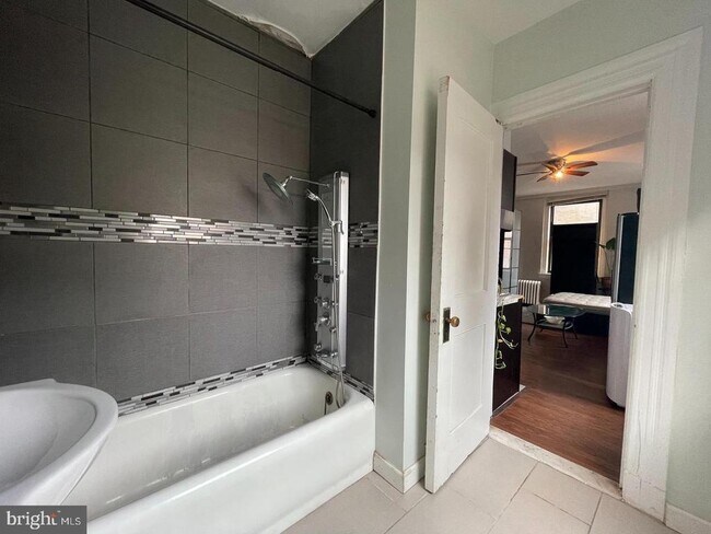 Building Photo - 1324 Locust St