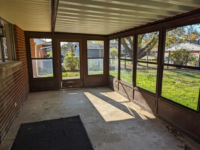 Building Photo - Available NOW - 3 Bed, 1 Bath Spacious Ran...