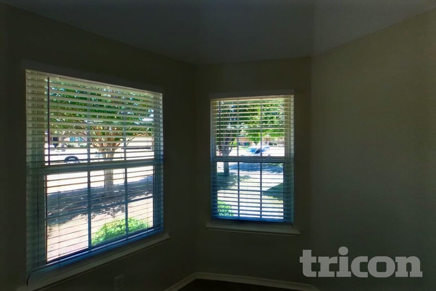 Building Photo - 1615 Hillside Dr