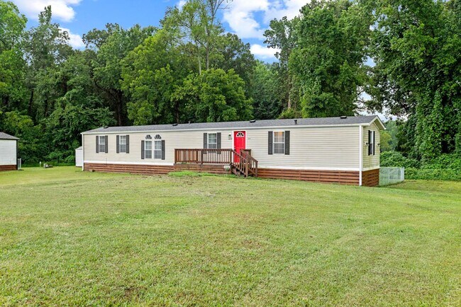 Building Photo - 3 bedroom Available Now!