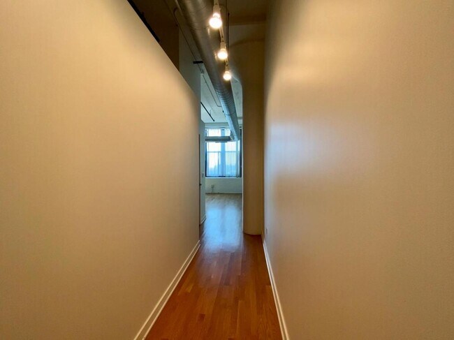 Building Photo - 1224 W Van Buren St