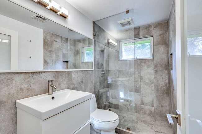 Building Photo - Downtown Bainrbidge Rental -  1/2 Off June...