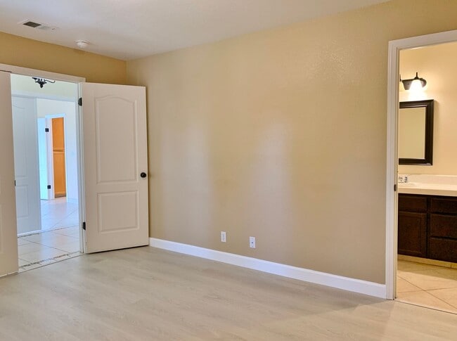 Building Photo - 4 Bedroom Home in Hollister