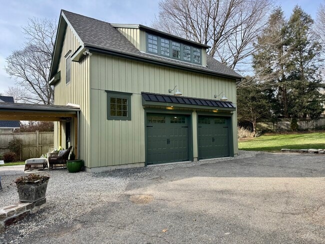 Building Photo - 67 Kings Hwy N