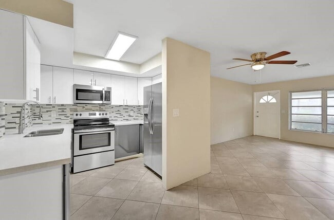 Building Photo - 916 NE 18th St