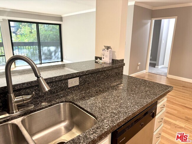 Building Photo - 950 Kings Rd