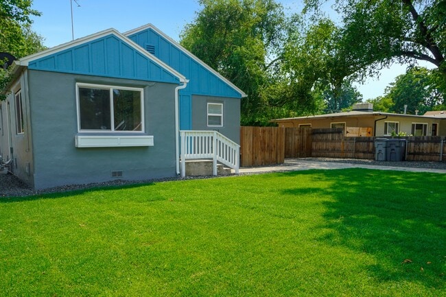 Building Photo - 4213 W Clark St