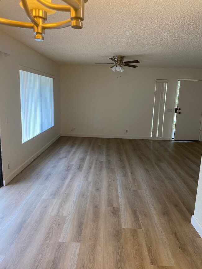 Building Photo - Poway Townhome @ Pomerado Pines!