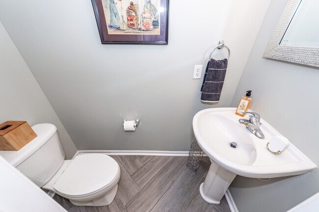 Building Photo - 7988 Shadow Oak Dr