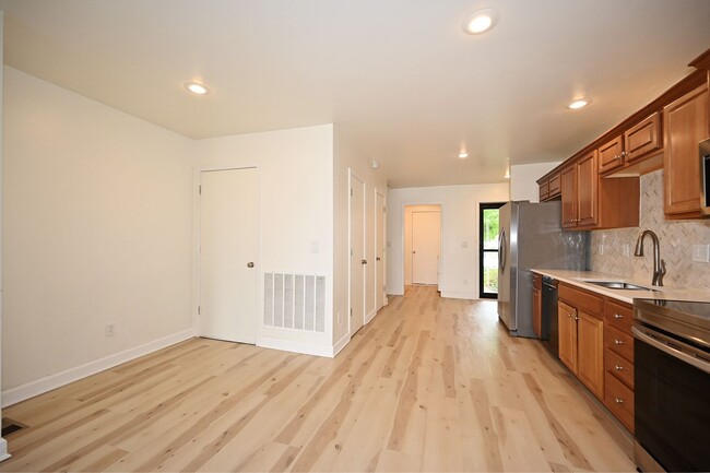 Building Photo - Nice 2 bedroom, 2.5 bath Townhouse with ba...