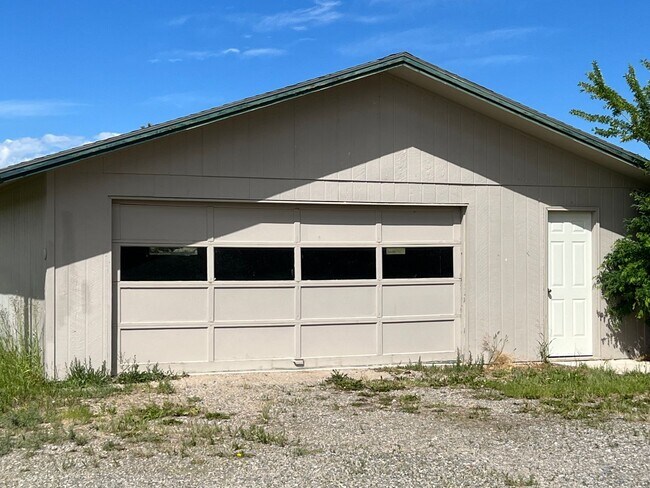 Building Photo - Country living home