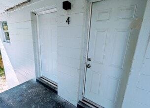 Building Photo - "Charming 2-Bed Upstairs Apartment in Moncrief Park – Cozy 700 Sq Ft with Modern Comfort!"