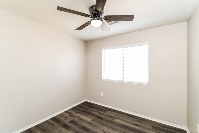 Building Photo - 790 E Saragosa St