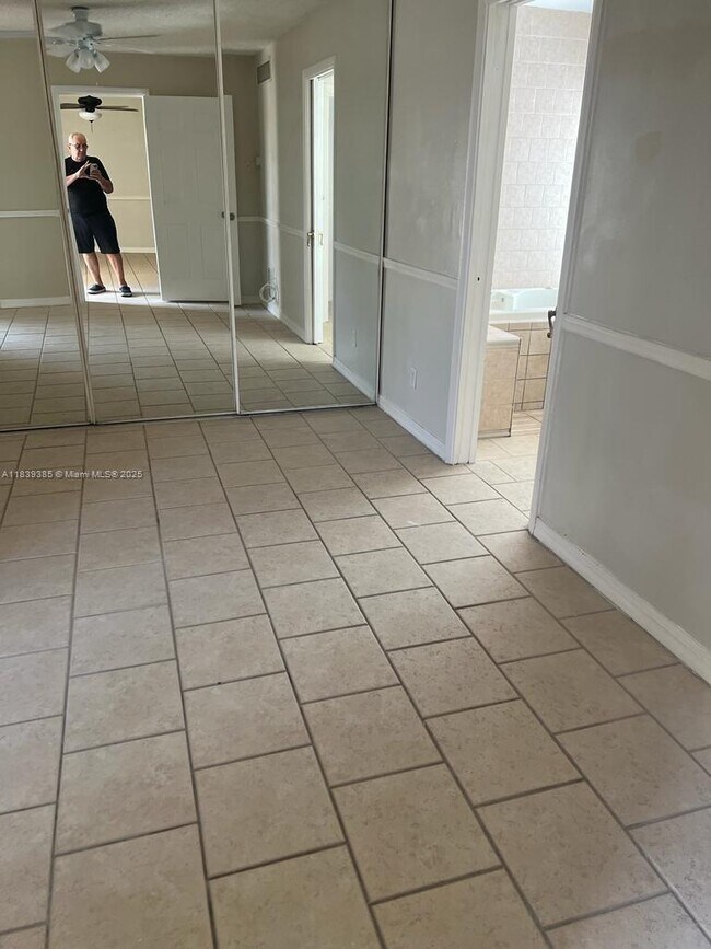 Building Photo - 641 Executive Center Dr