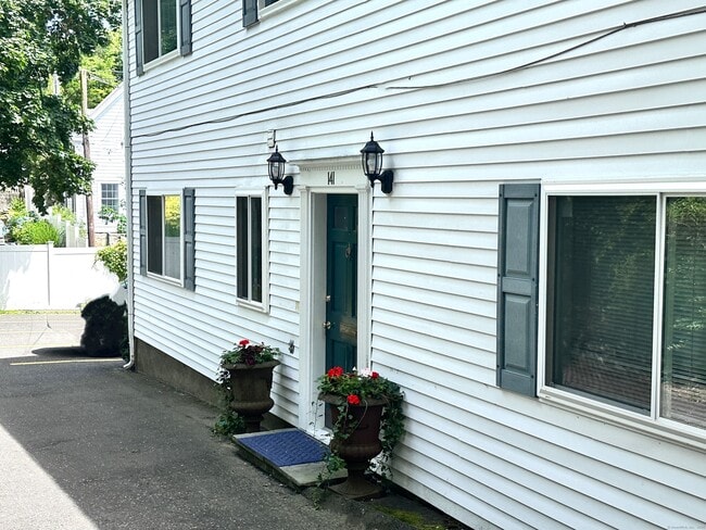 Building Photo - 141 Davis Ave