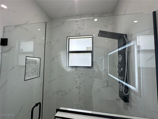 Building Photo - 1214 Cherry St E